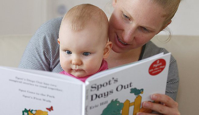 Resultado de imagen de papas leyendo a sus bebes